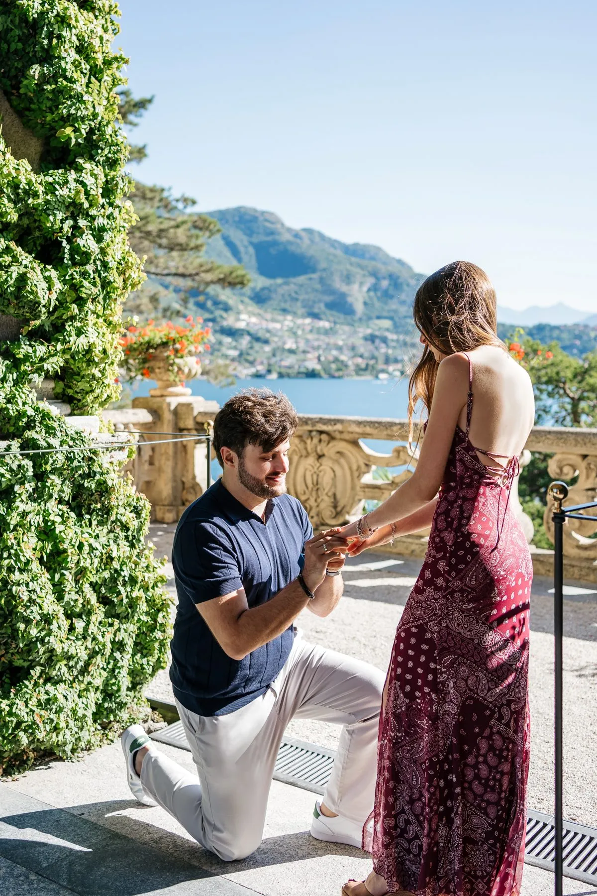 Ramón, rodilla en tierra, pidiéndole matrimonio a Alma